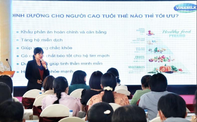 Vinamilk cùng CLB Điều dưỡng trưởng tập huấn chăm sóc sức khỏe cho trẻ em, người cao tuổi