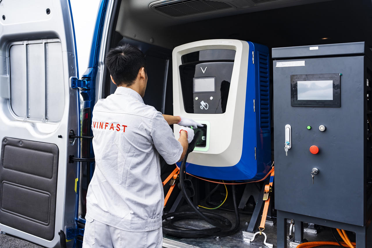 Cận cảnh dàn xe Sạc pin lưu động 'không có ngày nghỉ' của VinFast
