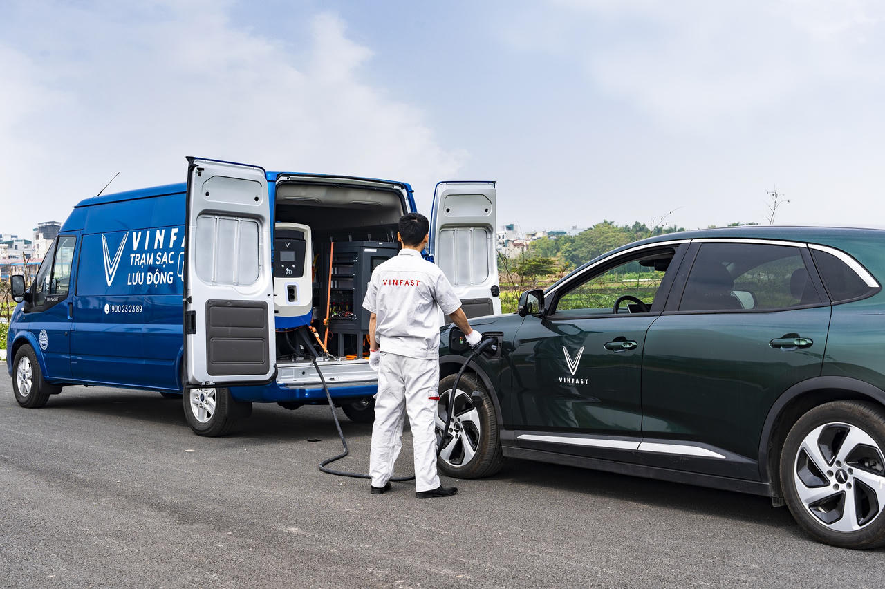Cận cảnh dàn xe Sạc pin lưu động 'không có ngày nghỉ' của VinFast
