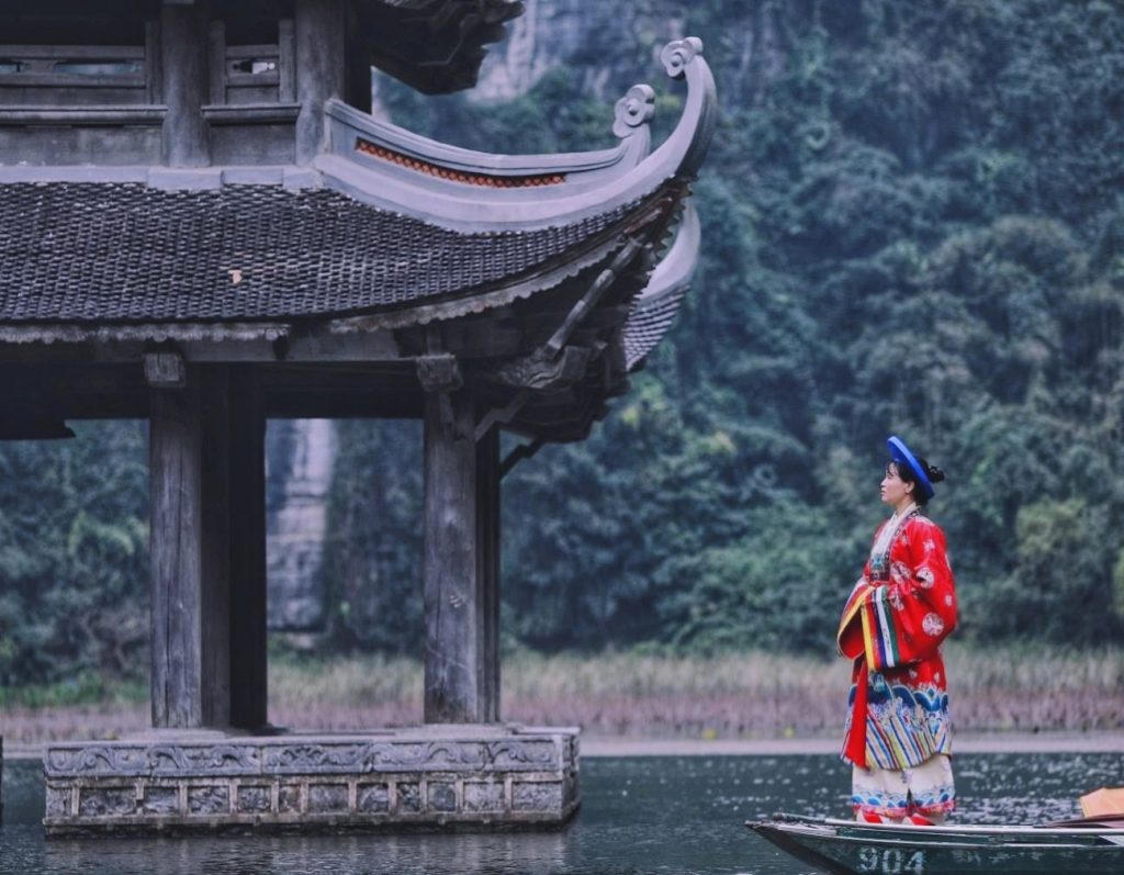 Những nghệ nhân 'hồi sinh' y phục cung đình