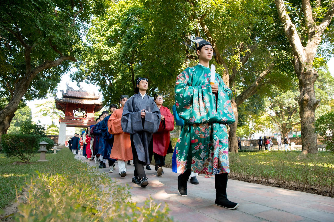 Sức sống trẻ trong trang phục dân tộc