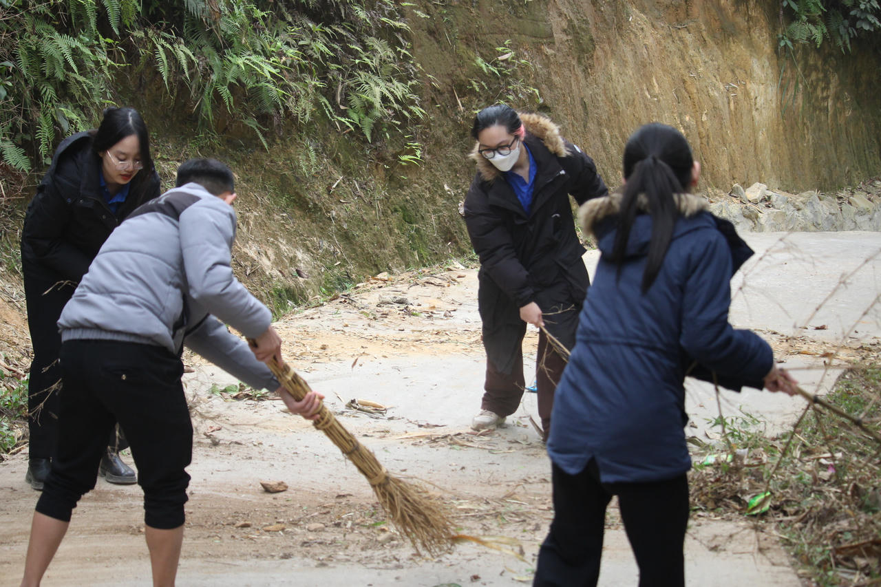 "Bay lên Mù Cang Chải" - dấu ấn tình nguyện của Chi bộ sinh viên số 2 trên mảnh đất "ruộng bậc thang"