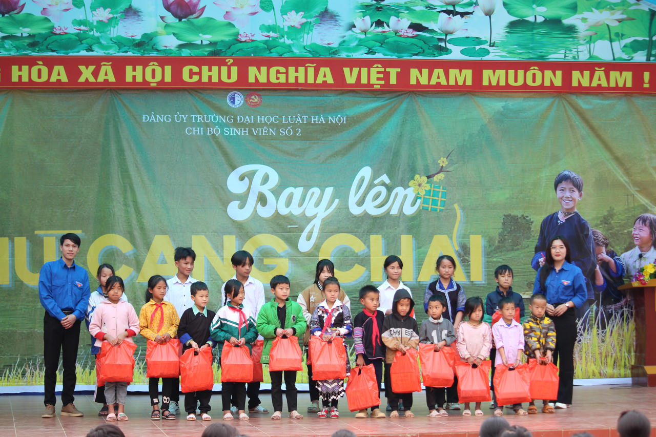 "Bay lên Mù Cang Chải" - dấu ấn tình nguyện của Chi bộ sinh viên số 2 trên mảnh đất "ruộng bậc thang"