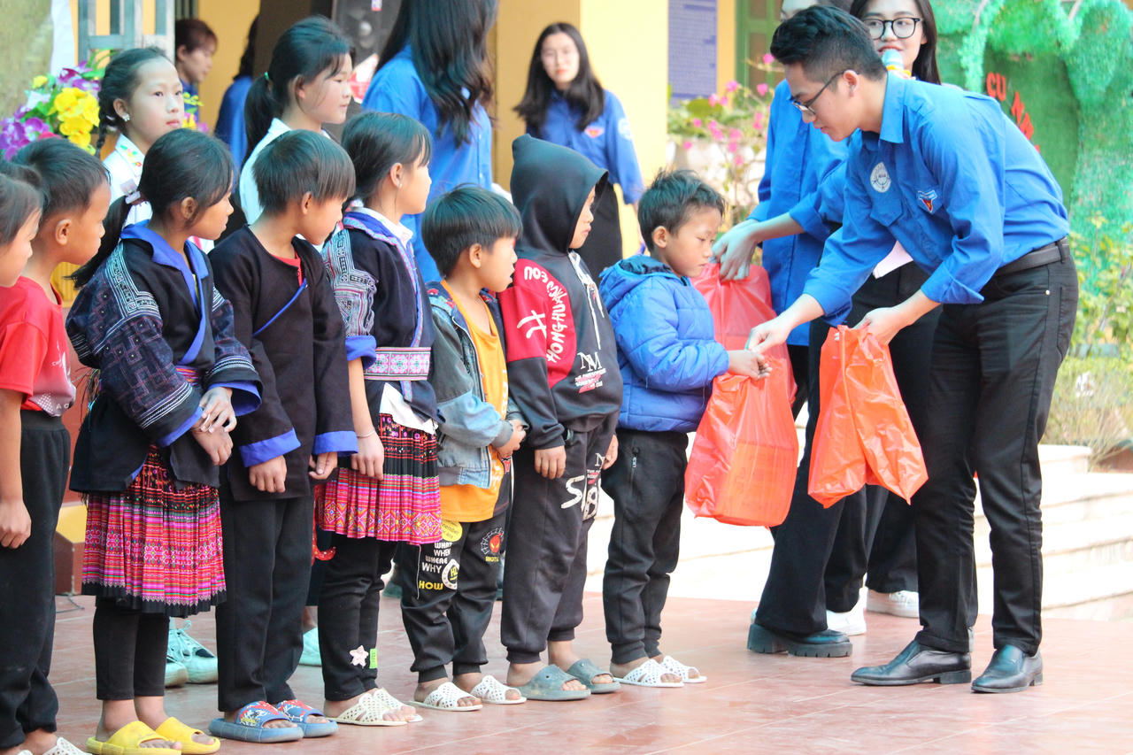 "Bay lên Mù Cang Chải" - dấu ấn tình nguyện của Chi bộ sinh viên số 2 trên mảnh đất "ruộng bậc thang"