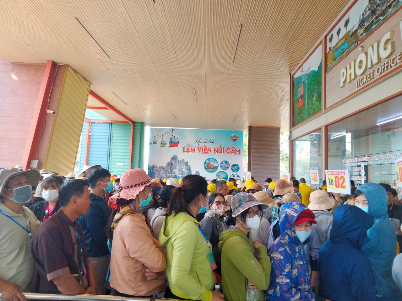 Cáp treo Núi Cấm giảm sốc giá vé, đông nghịt du khách đổ về