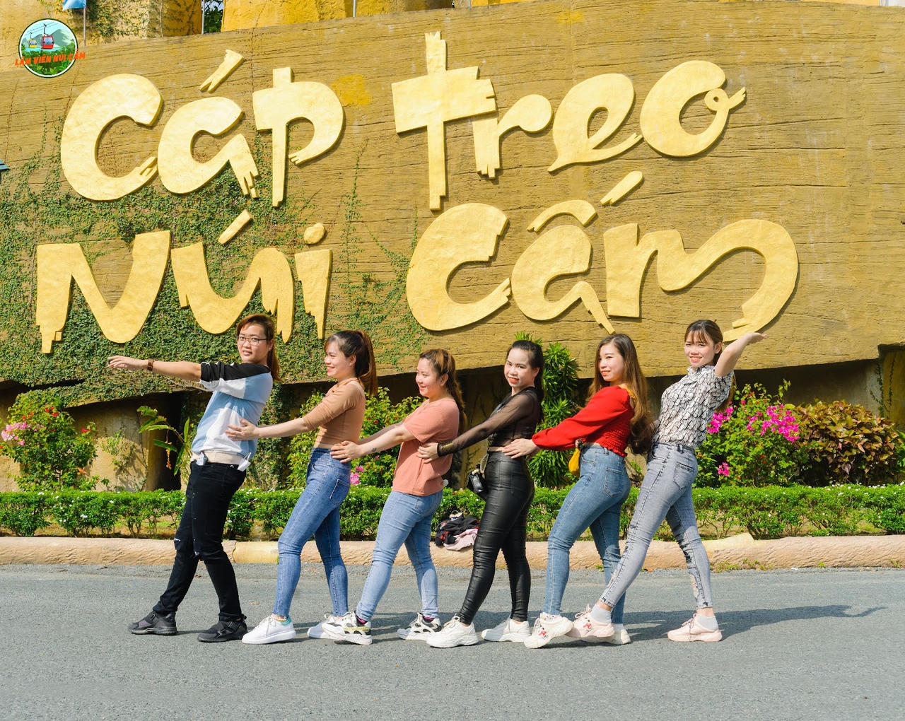 Cáp treo Núi Cấm giảm sốc giá vé, đông nghịt du khách đổ về