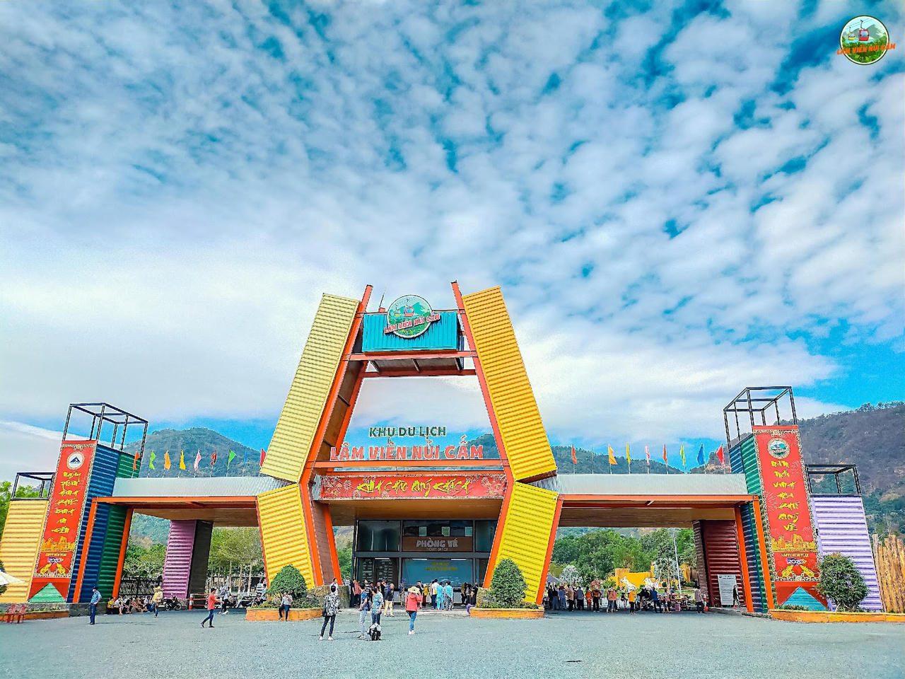 Cáp treo Núi Cấm giảm sốc giá vé, đông nghịt du khách đổ về