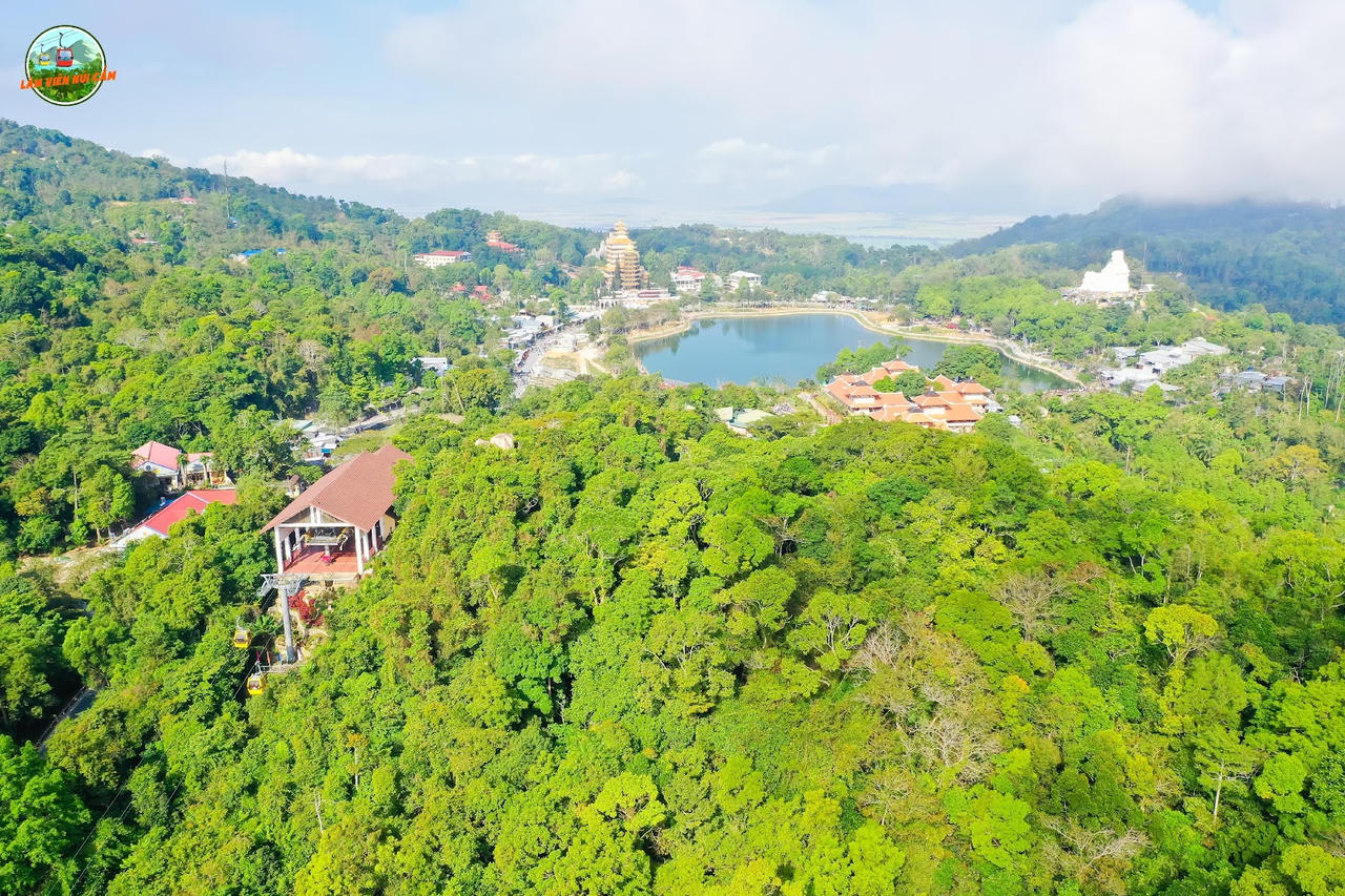 Cáp treo Núi Cấm giảm sốc giá vé, đông nghịt du khách đổ về