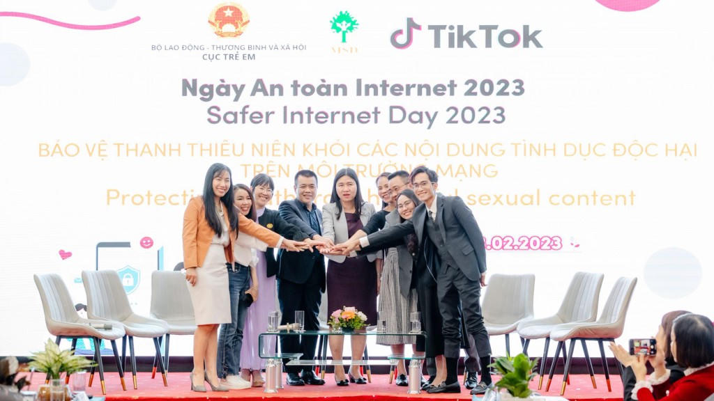 Lá chắn nào cho hành vi gây tổn hại trẻ em trên mạng?