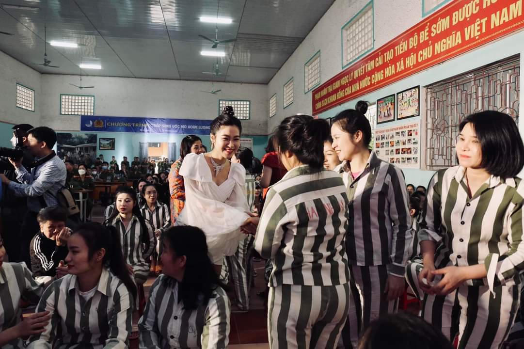 Ở ngoài kia, cuộc đời tươi đẹp lắm!