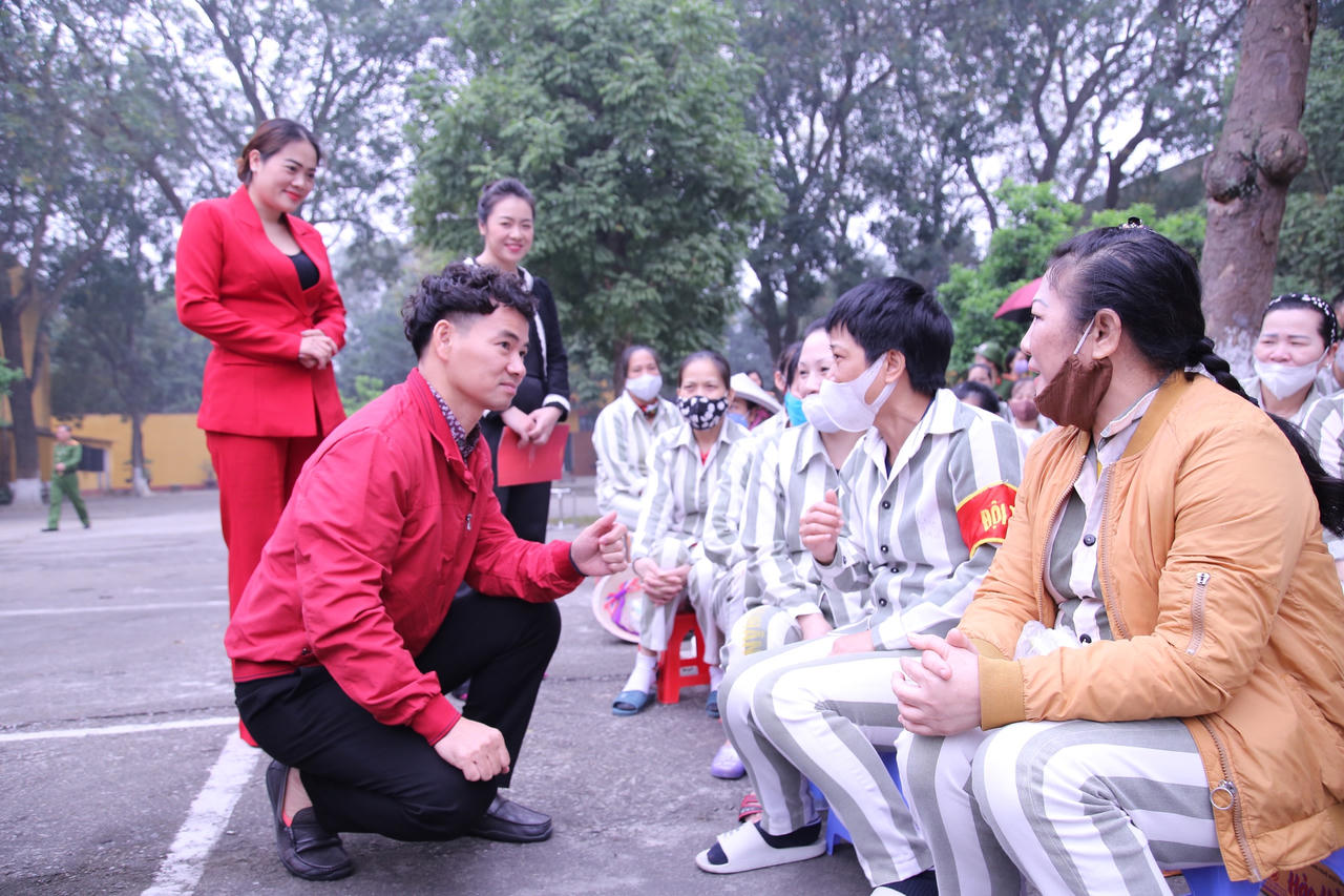 Ở ngoài kia, cuộc đời tươi đẹp lắm!