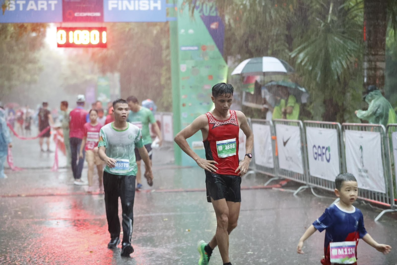Nguyễn Văn Lai, Phạm Thị Huệ vô địch Ecopark Marathon 2023 