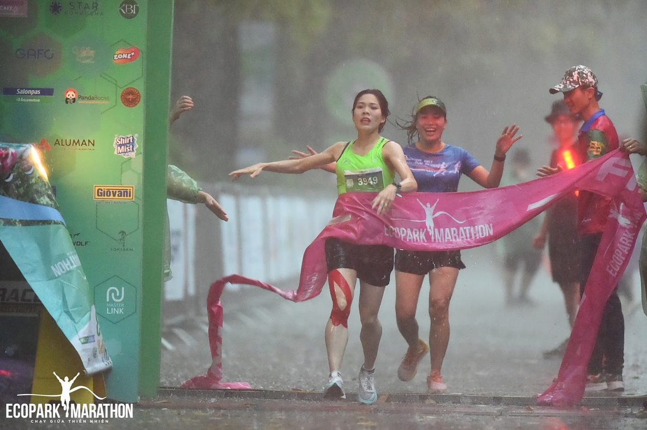 Nguyễn Văn Lai, Phạm Thị Huệ vô địch Ecopark Marathon 2023 