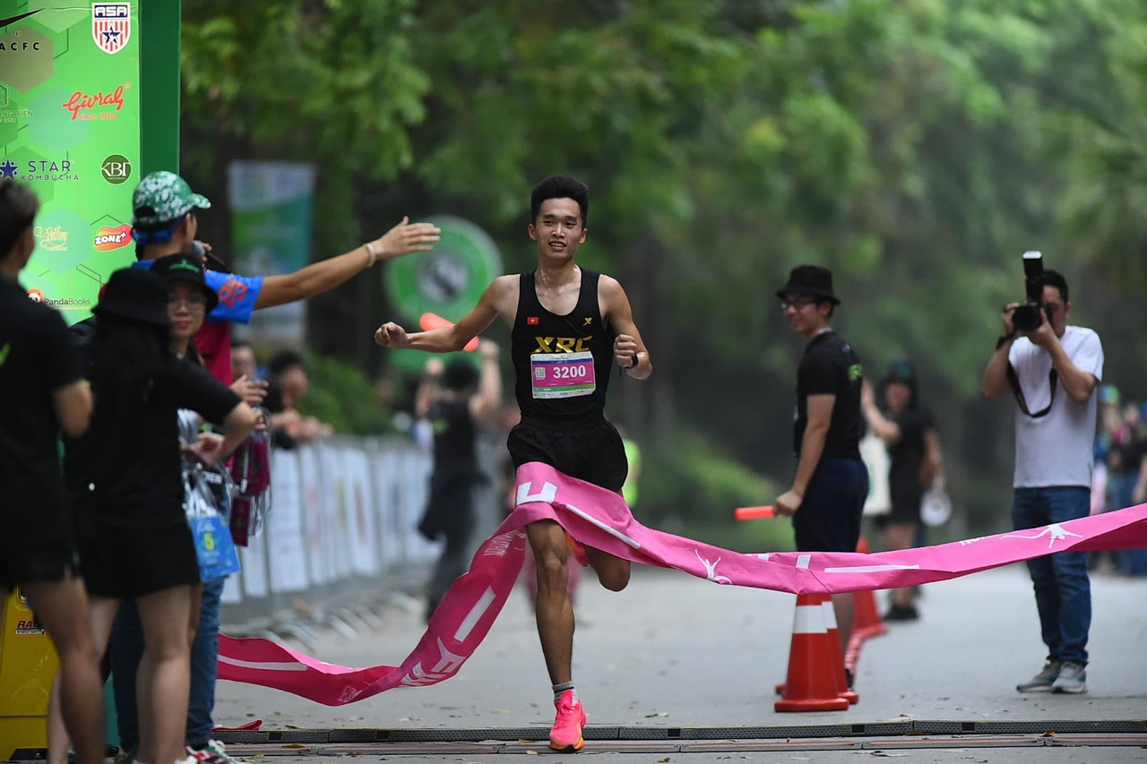 Nguyễn Văn Lai, Phạm Thị Huệ vô địch Ecopark Marathon 2023 