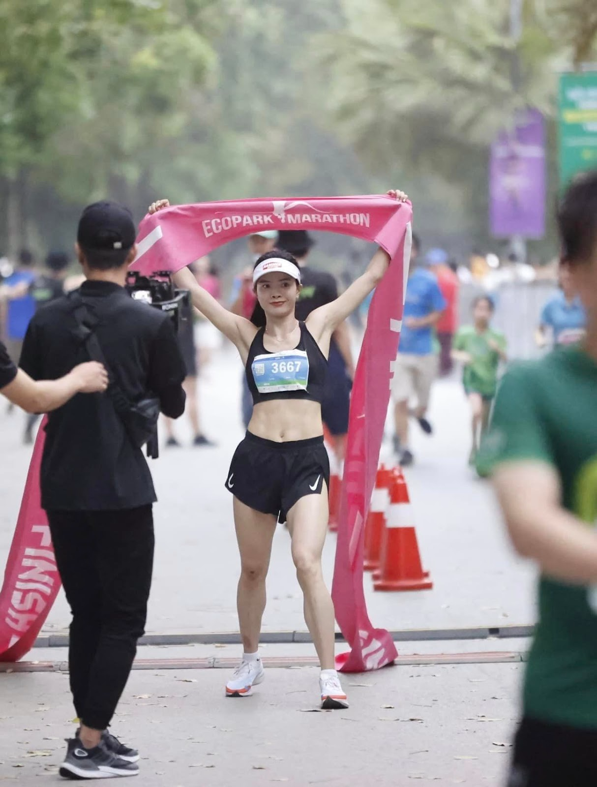 Nguyễn Văn Lai, Phạm Thị Huệ vô địch Ecopark Marathon 2023 