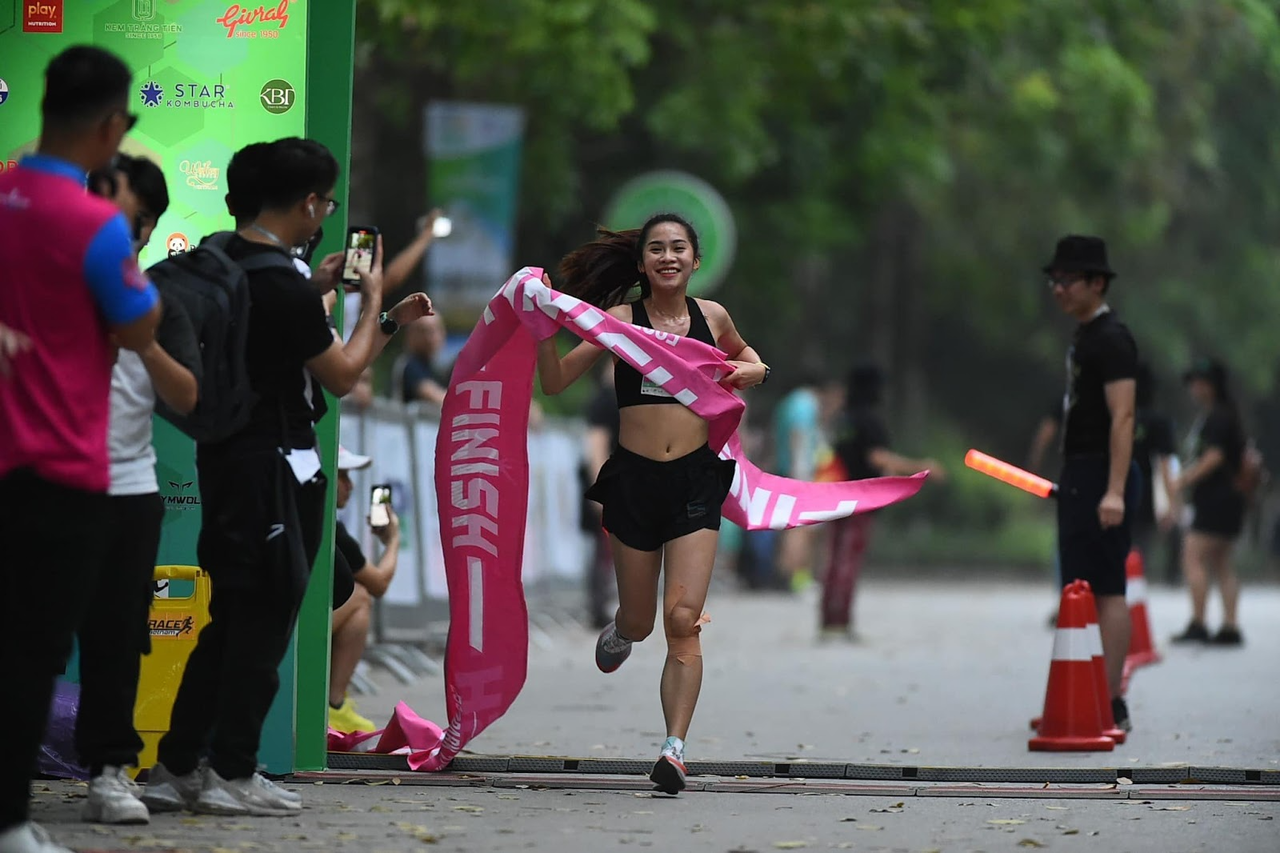 Nguyễn Văn Lai, Phạm Thị Huệ vô địch Ecopark Marathon 2023 