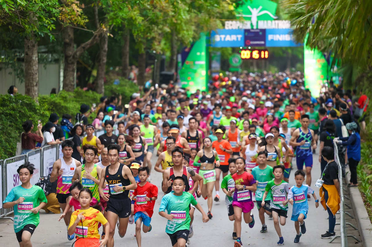 Những khoảnh khắc khó quên trên đường đua Ecopark Marathon 2023 