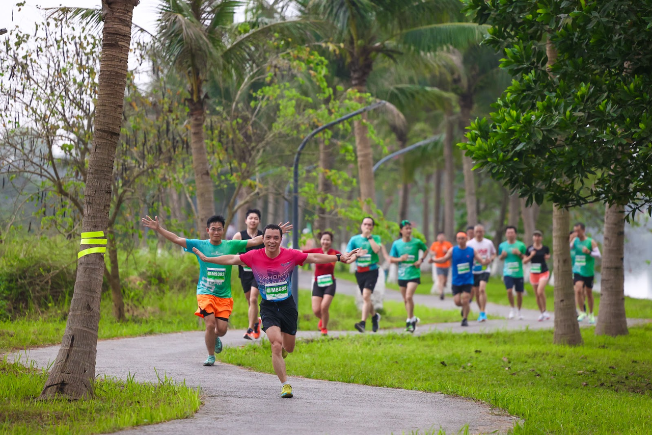 Những khoảnh khắc khó quên trên đường đua Ecopark Marathon 2023 