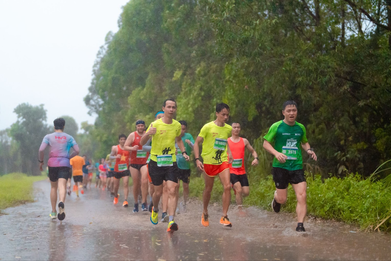 Những khoảnh khắc khó quên trên đường đua Ecopark Marathon 2023 