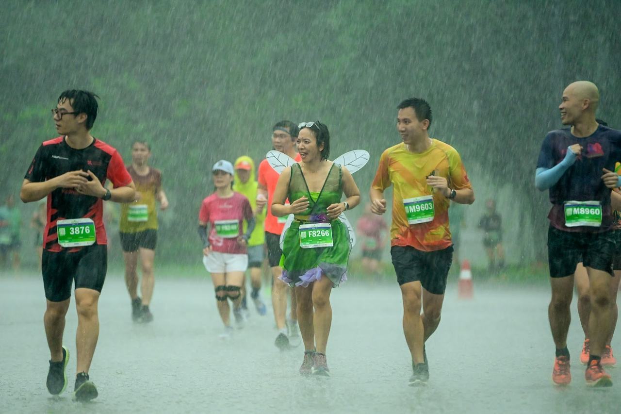 Những khoảnh khắc khó quên trên đường đua Ecopark Marathon 2023 