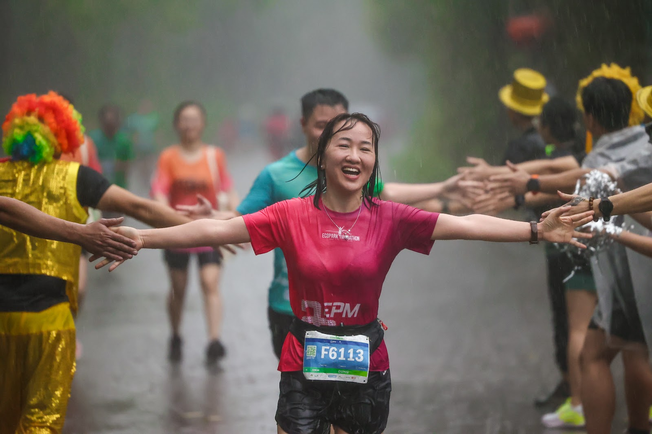 Những khoảnh khắc khó quên trên đường đua Ecopark Marathon 2023 