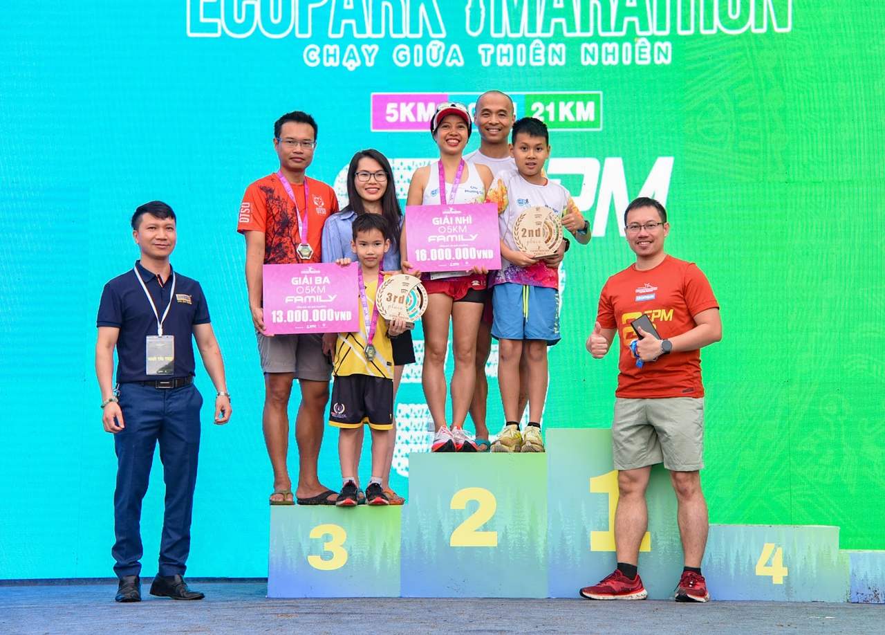 Những khoảnh khắc khó quên trên đường đua Ecopark Marathon 2023 