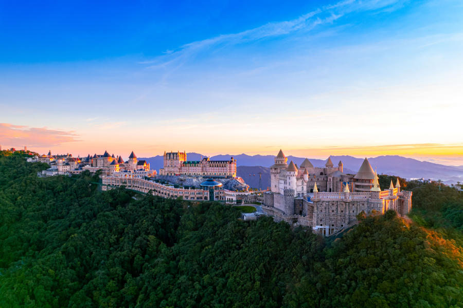 Không phải Cầu Vàng, đây mới là những công trình đẹp đến siêu thực ở Bà Nà Hills