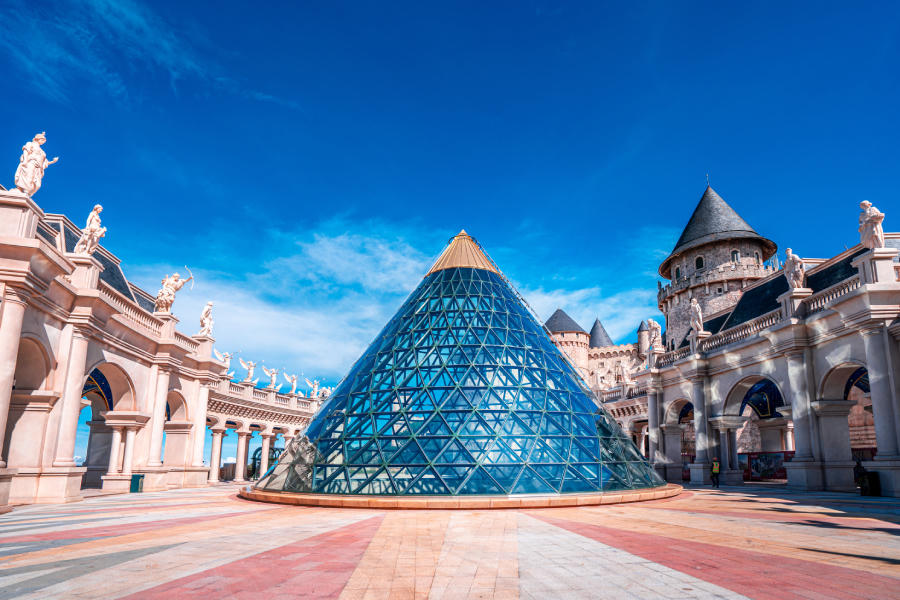 Không phải Cầu Vàng, đây mới là những công trình đẹp đến siêu thực ở Bà Nà Hills