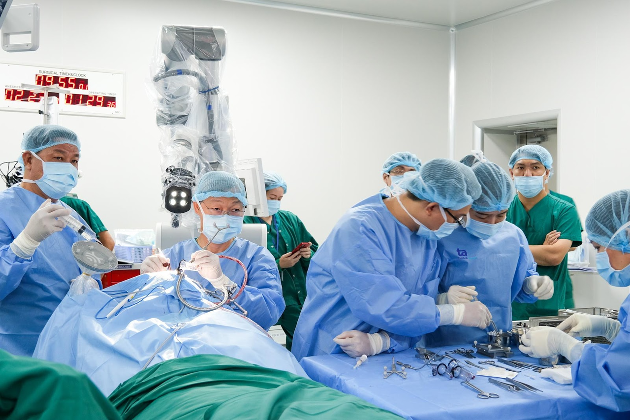 Mổ u não 'nhiều nơi trả về' bằng robot AI duy nhất Việt Nam