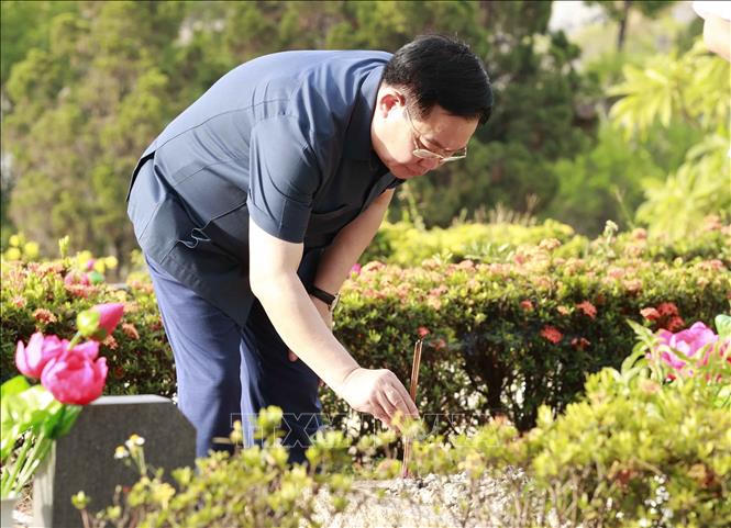 Chủ tịch Quốc hội Vương Đình Huệ tưởng niệm các anh hùng liệt sĩ tại Thừa Thiên - Huế