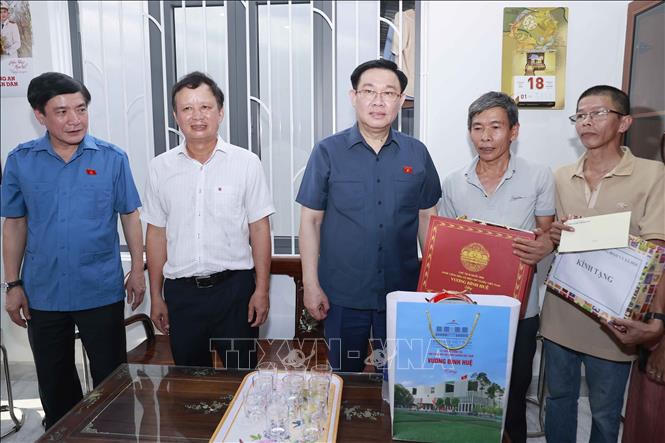 Chủ tịch Quốc hội Vương Đình Huệ tưởng niệm các anh hùng liệt sĩ tại Thừa Thiên - Huế