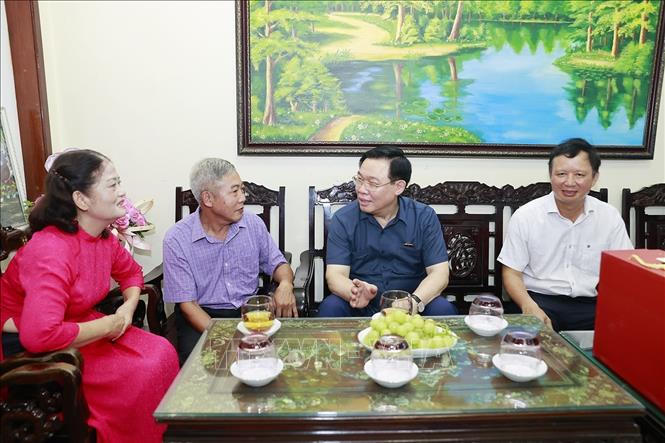 Chủ tịch Quốc hội Vương Đình Huệ tưởng niệm các anh hùng liệt sĩ tại Thừa Thiên - Huế