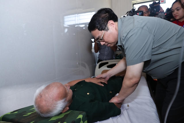 Thủ tướng: Chăm lo người có công với tình cảm, trách nhiệm cao nhất