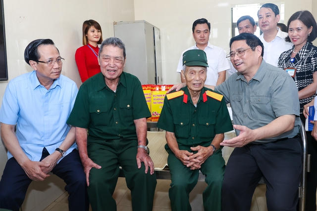 Thủ tướng: Chăm lo người có công với tình cảm, trách nhiệm cao nhất