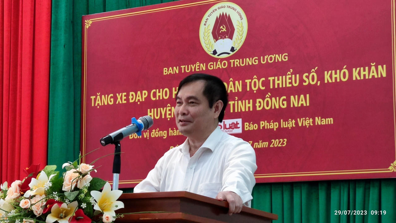 Ban Tuyên giáo Trung ương thăm, tặng xe đạp cho học sinh nghèo tại Đồng Nai