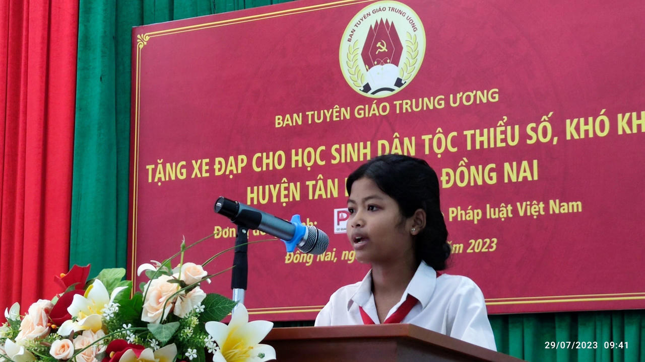 Ban Tuyên giáo Trung ương thăm, tặng xe đạp cho học sinh nghèo tại Đồng Nai