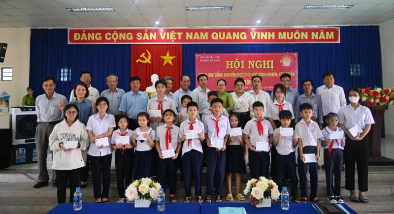 Vedan Việt Nam trao tặng học bổng khuyến học và nhà Đại đoàn kết tại phường Mỹ Xuân