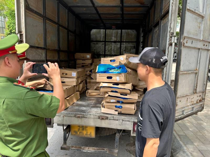Phát hiện hơn 1 tấn cánh gà bốc mùi chuẩn bị tuồn ra thị trường