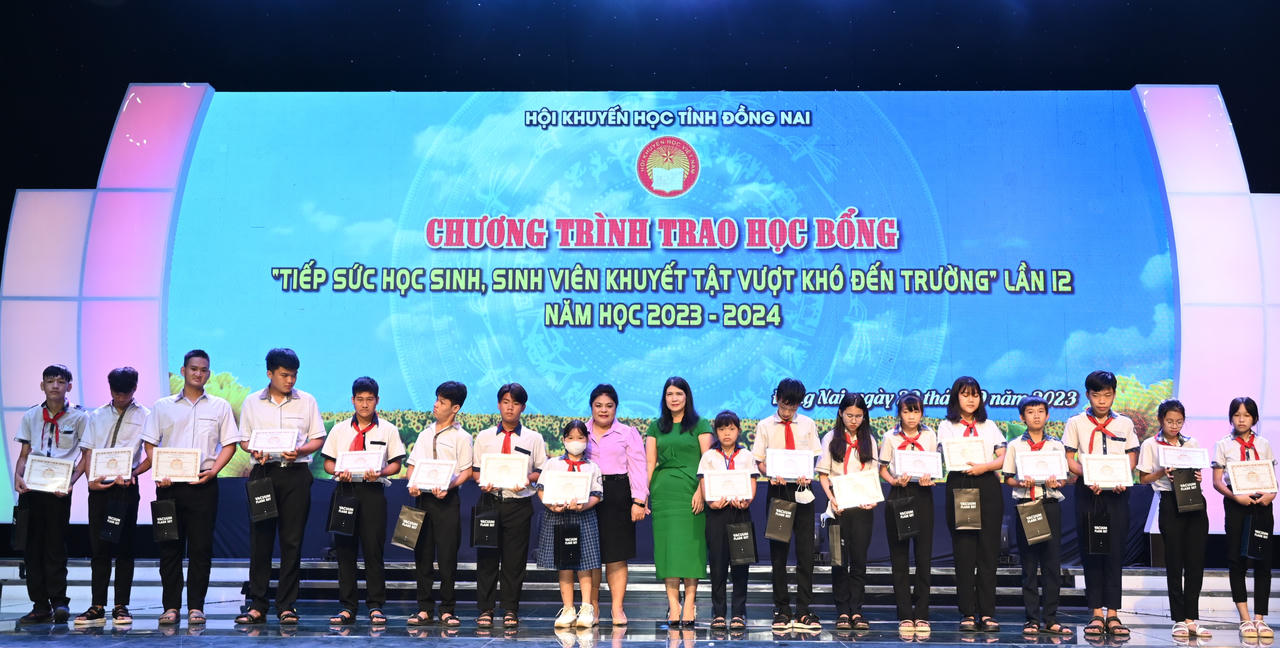 Vedan Việt Nam trao học bổng 'Tiếp sức HSSV khuyết tật vượt khó đến trường'