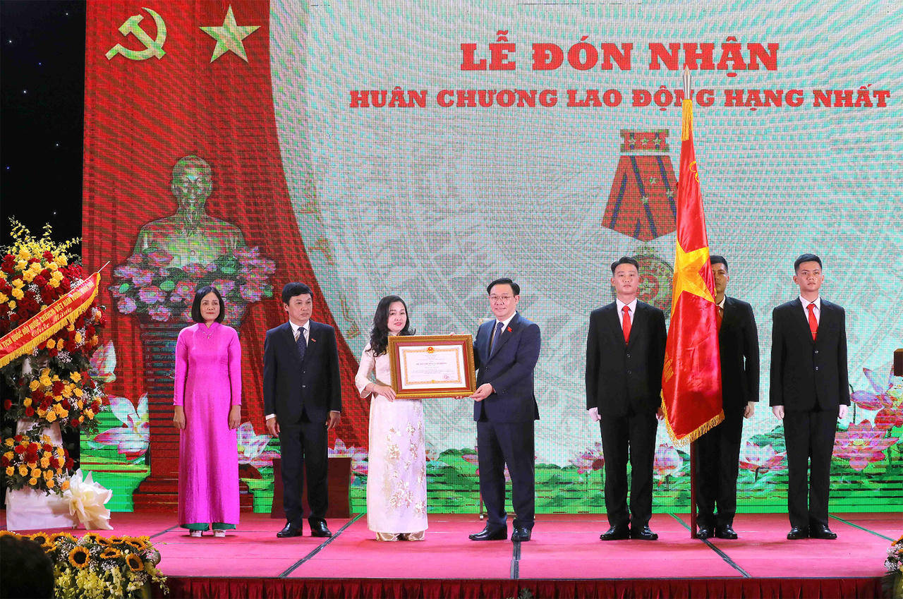 Báo Đại biểu Nhân dân đón nhận Huân chương Lao động hạng Nhất