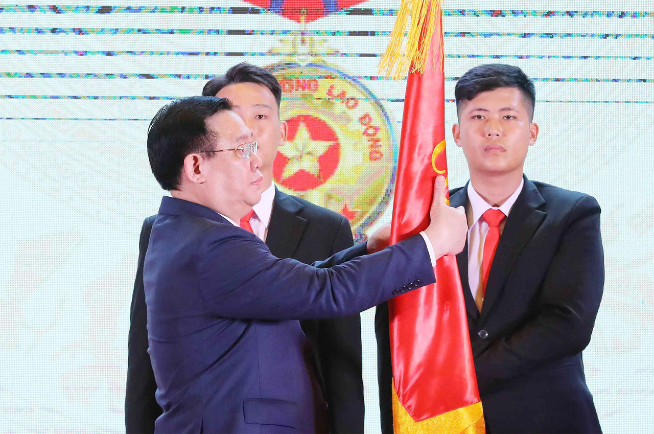 Báo Đại biểu Nhân dân đón nhận Huân chương Lao động hạng Nhất