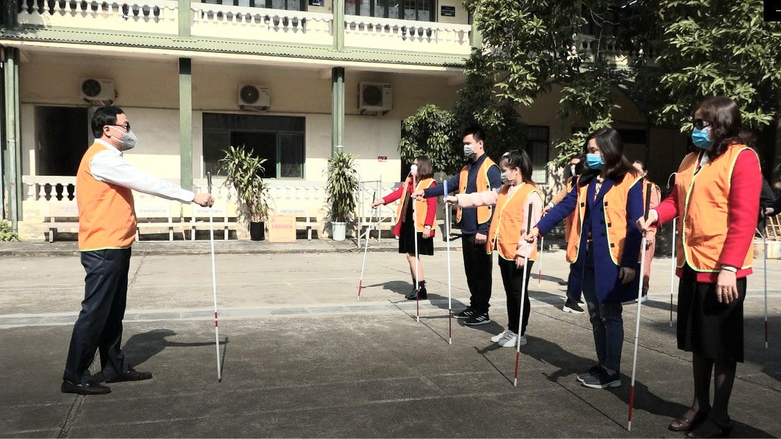 Trên 28 nghìn cây gậy trắng đã đồng hành với người khiếm thị từ sáng kiến của Tư lệnh ngành KH&ĐT