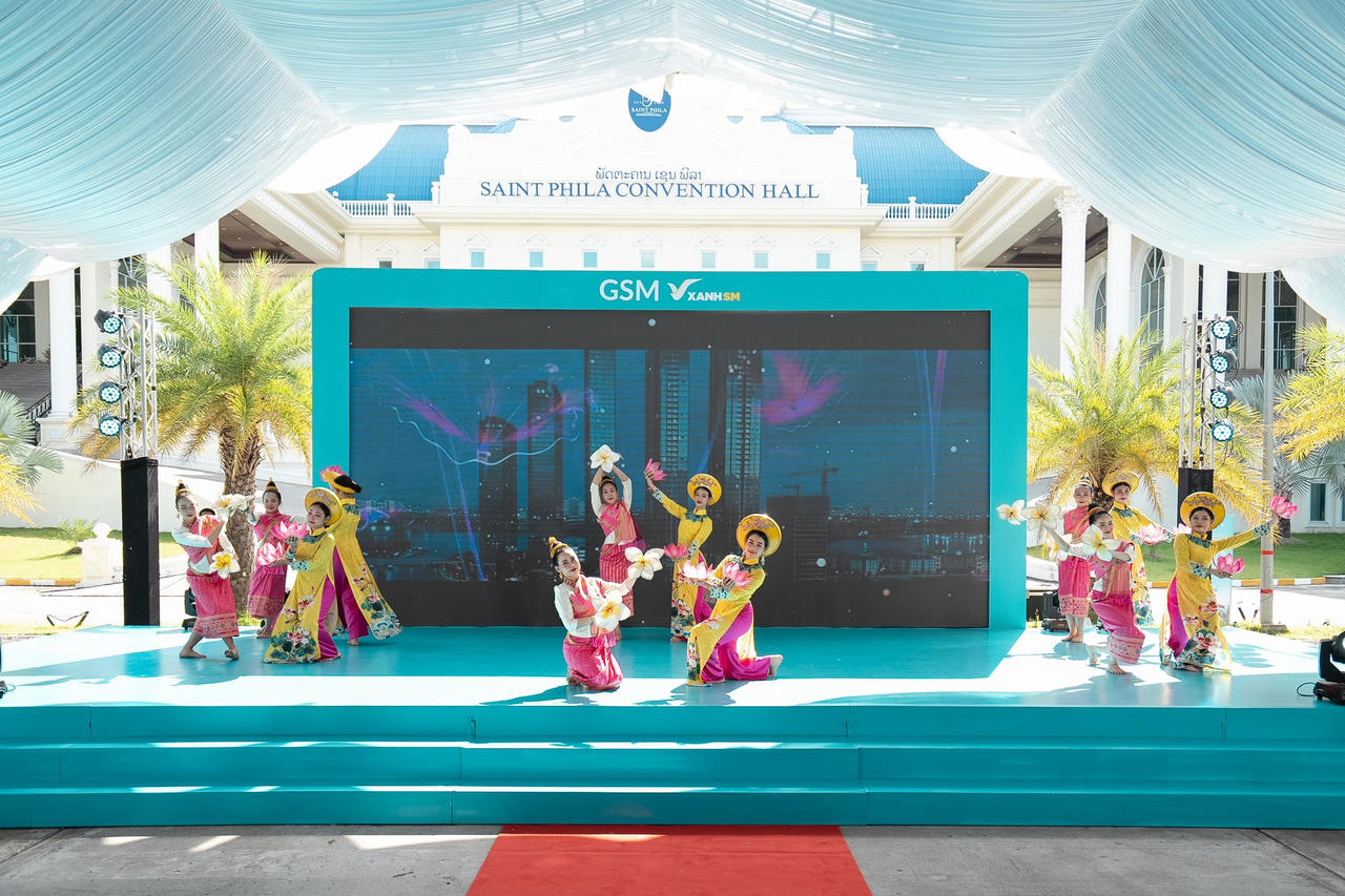 GSM khai trương dịch vụ taxi điện tại Lào