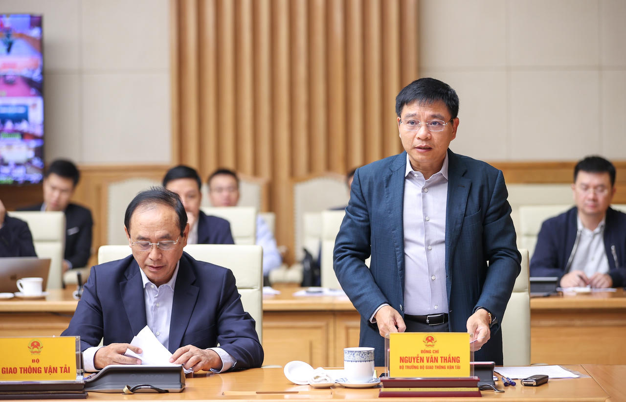 Đẩy mạnh phân cấp, ủy quyền, quyết liệt thúc đẩy các công trình giao thông trọng điểm