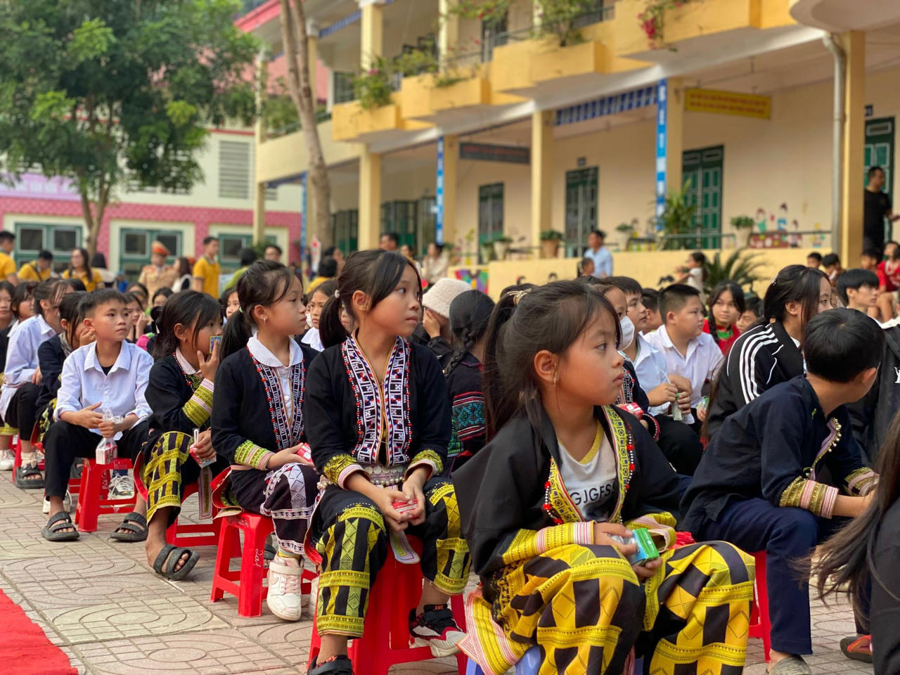 Đưa ‘ánh sáng tri thức’ đến học sinh vùng dân tộc thiểu số