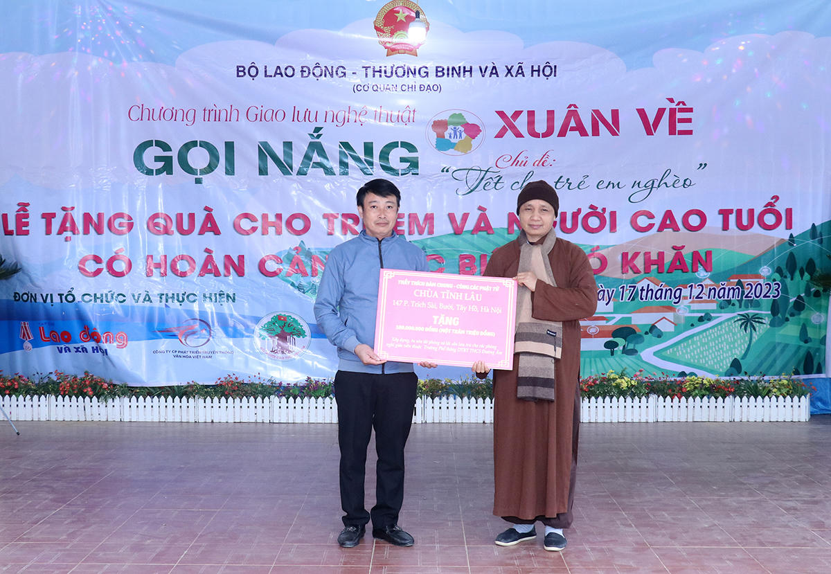 Chương trình “Tết cho trẻ em nghèo” trao tặng 250 triệu đồng cho người cao tuổi và trẻ em vùng cao Hà Giang