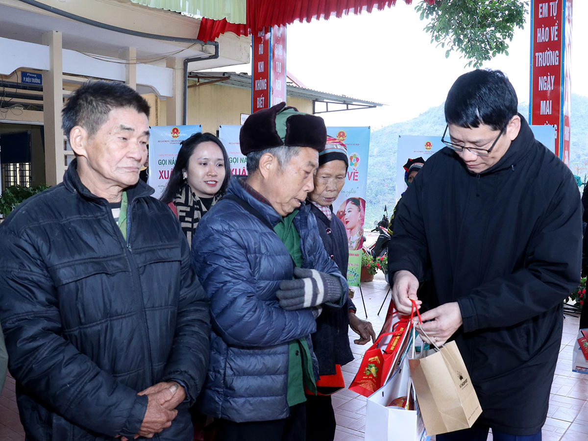 Chương trình “Tết cho trẻ em nghèo” trao tặng 250 triệu đồng cho người cao tuổi và trẻ em vùng cao Hà Giang