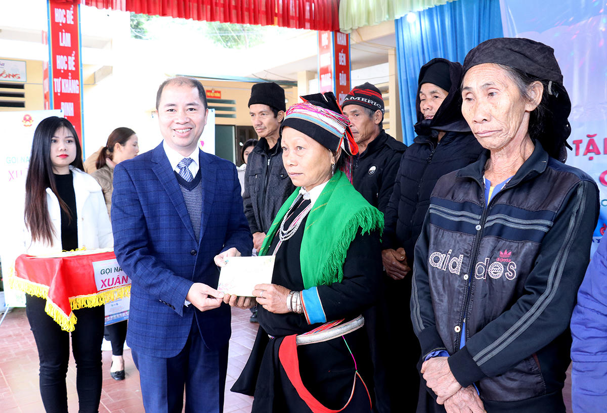 Chương trình “Tết cho trẻ em nghèo” trao tặng 250 triệu đồng cho người cao tuổi và trẻ em vùng cao Hà Giang