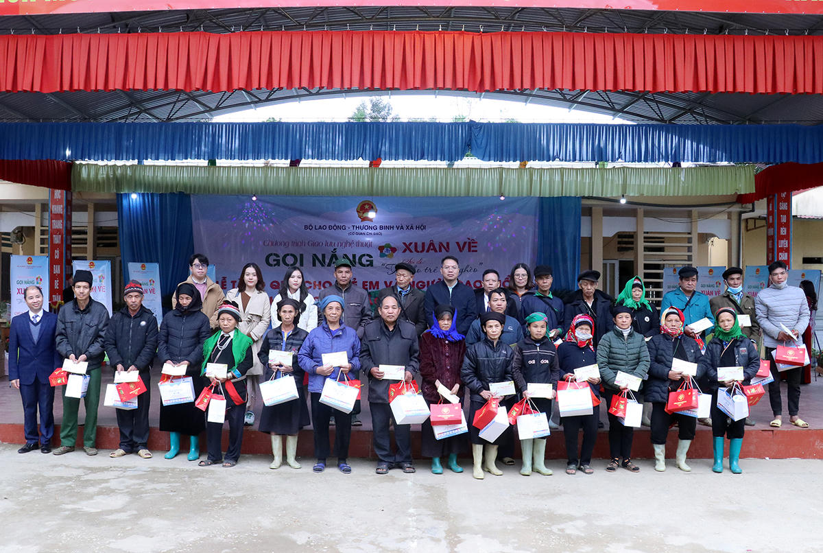 Chương trình “Tết cho trẻ em nghèo” trao tặng 250 triệu đồng cho người cao tuổi và trẻ em vùng cao Hà Giang