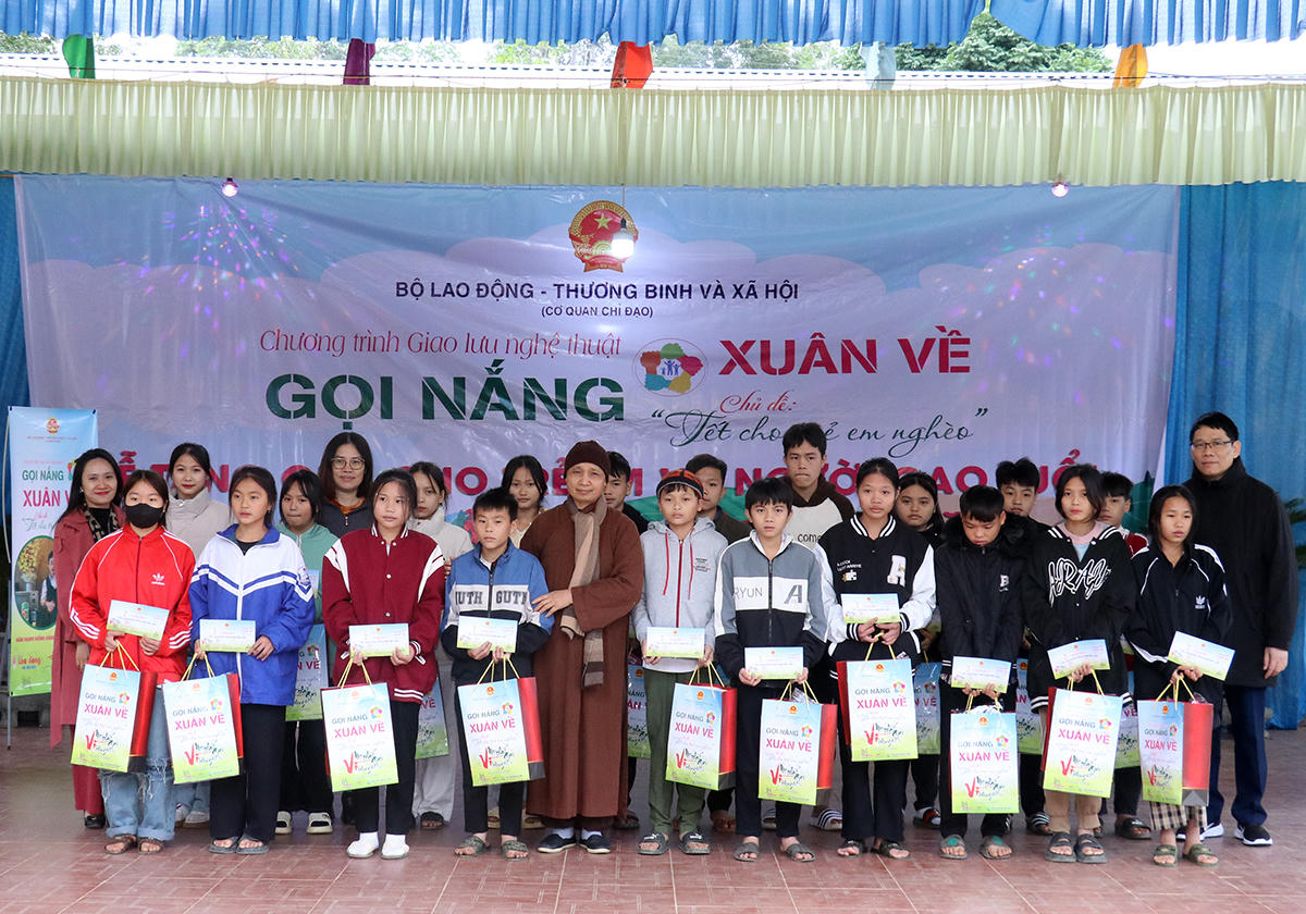 Chương trình “Tết cho trẻ em nghèo” trao tặng 250 triệu đồng cho người cao tuổi và trẻ em vùng cao Hà Giang